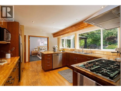 1529 WHITESAILS Drive | Bowen Island British Columbia | Slide Image Nine
