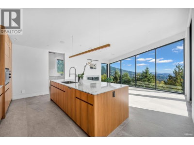 535 CRAIGMOHR Drive | West Vancouver British Columbia | Slide Image Thirteen