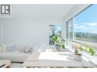 6438 BYRNEPARK Drive | Burnaby British Columbia | Slide Image Six