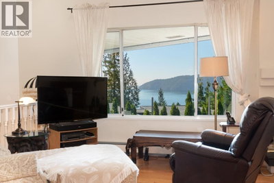 25 TIDEWATER Way | Lions Bay British Columbia | Slide Image Four