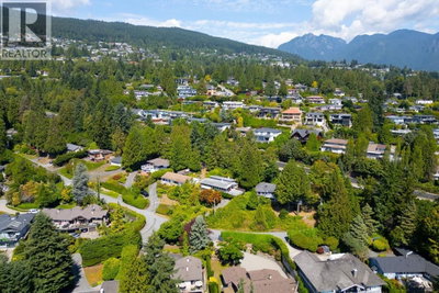 1241 NEPAL Crescent | West Vancouver British Columbia | Slide Image Thirty-two