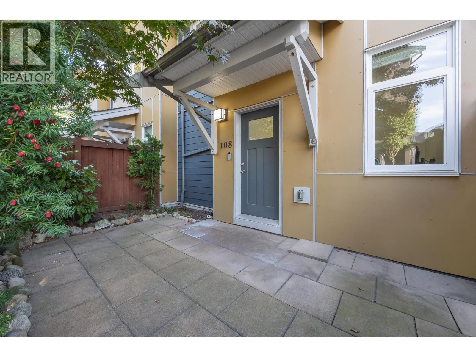 801 RODERICK Avenue, Coquitlam, British Columbia V3K 1P7