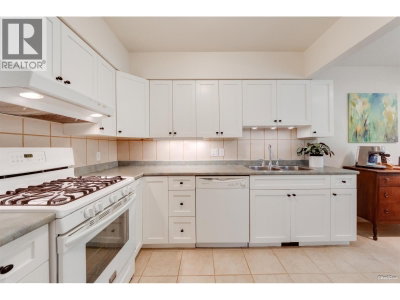 650 ROCHE POINT Drive | North Vancouver British Columbia | Slide Image Thirteen