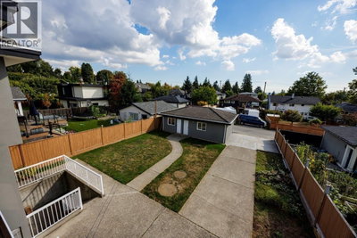 449 16TH Street | North Vancouver British Columbia | Slide Image Twenty-seven