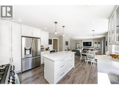 1328 HONEYSUCKLE Lane | Coquitlam British Columbia | Slide Image Six