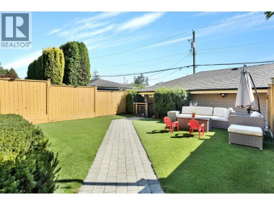 545 4TH Street | North Vancouver British Columbia | Slide Image Nineteen