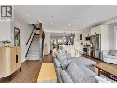545 4TH Street | North Vancouver British Columbia | Slide Image Eight