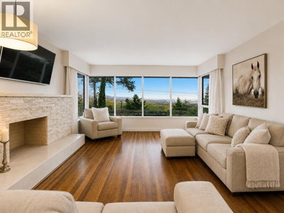 68 BONNYMUIR Drive | West Vancouver British Columbia | Slide Image Eight