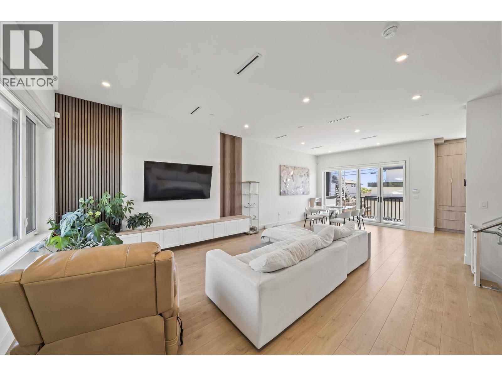 742 58TH Avenue, Vancouver, British Columbia V5X 1W3