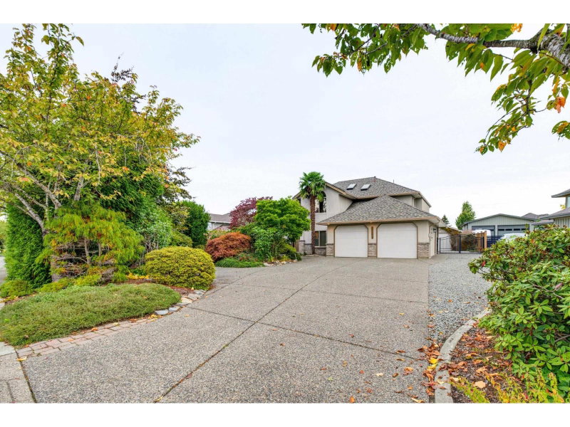 21679 52 Avenue Langley British Columbia, V2Y 1L7 - 5 Bedrooms Home For Sale