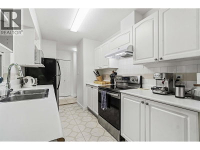 65 FOXWOOD Drive | Port Moody British Columbia | Slide Image Three