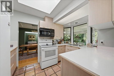 1388 CAMBRIDGE Drive | Coquitlam British Columbia | Slide Image Twenty