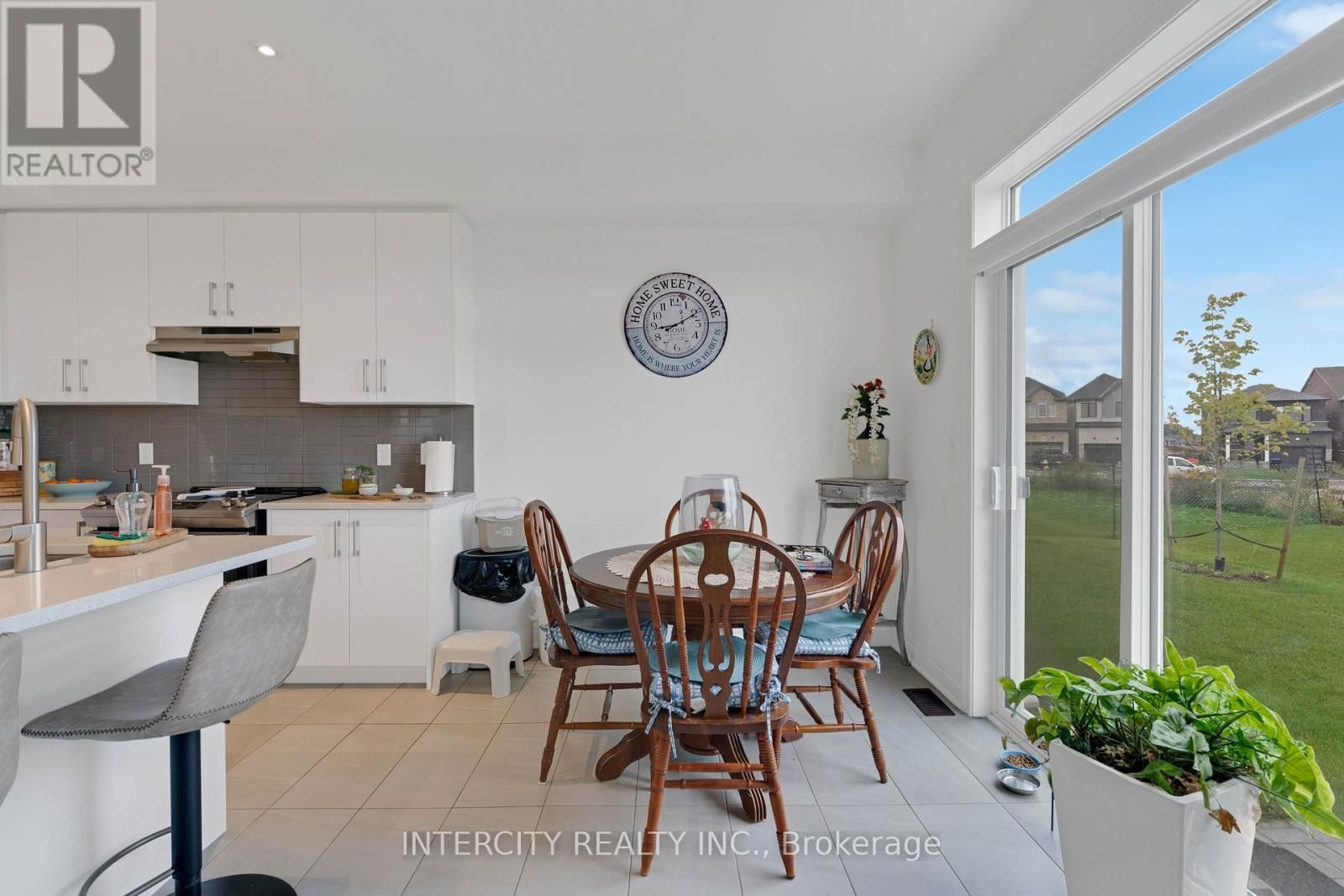 11 STATELY DRIVE Image 15