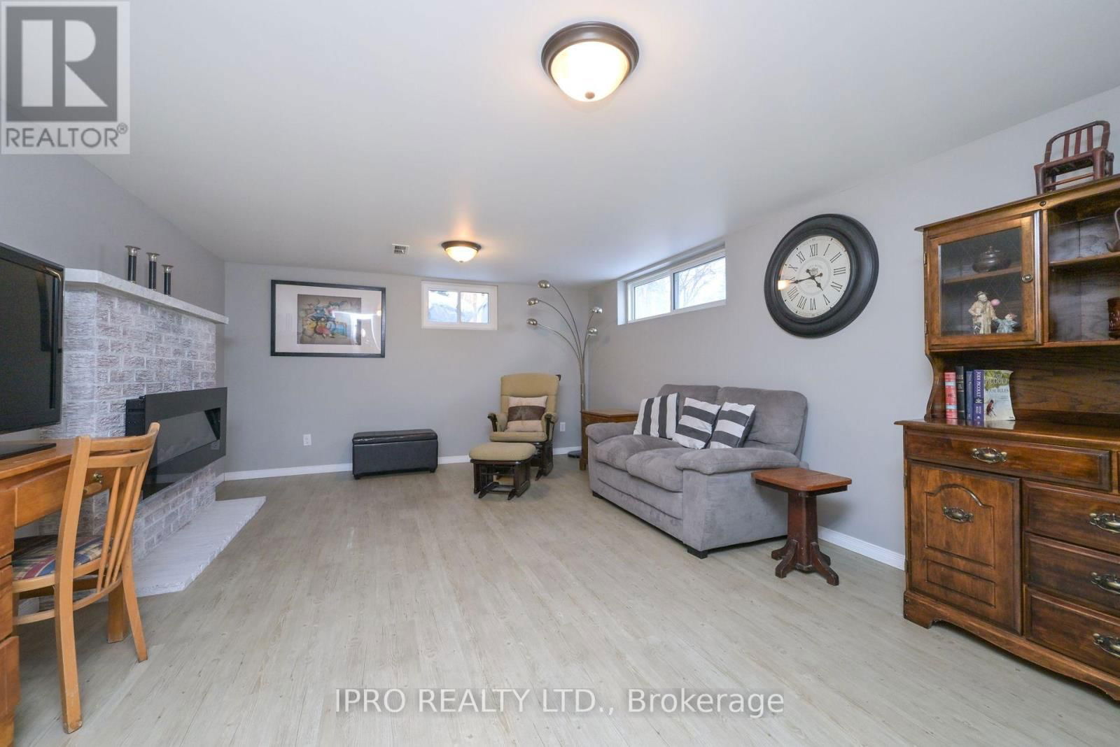 204 BROCK STREET Image 17