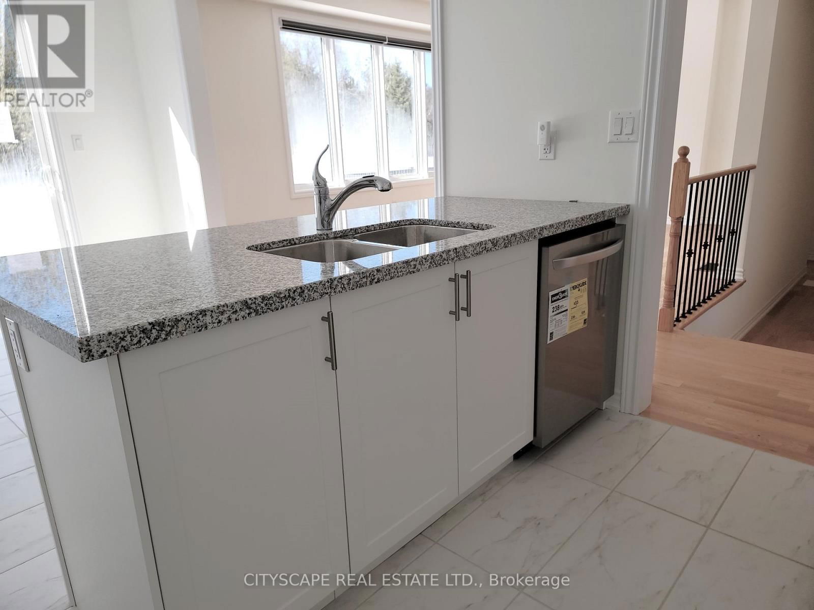 150 ROSANNE CIRCLE Image 12