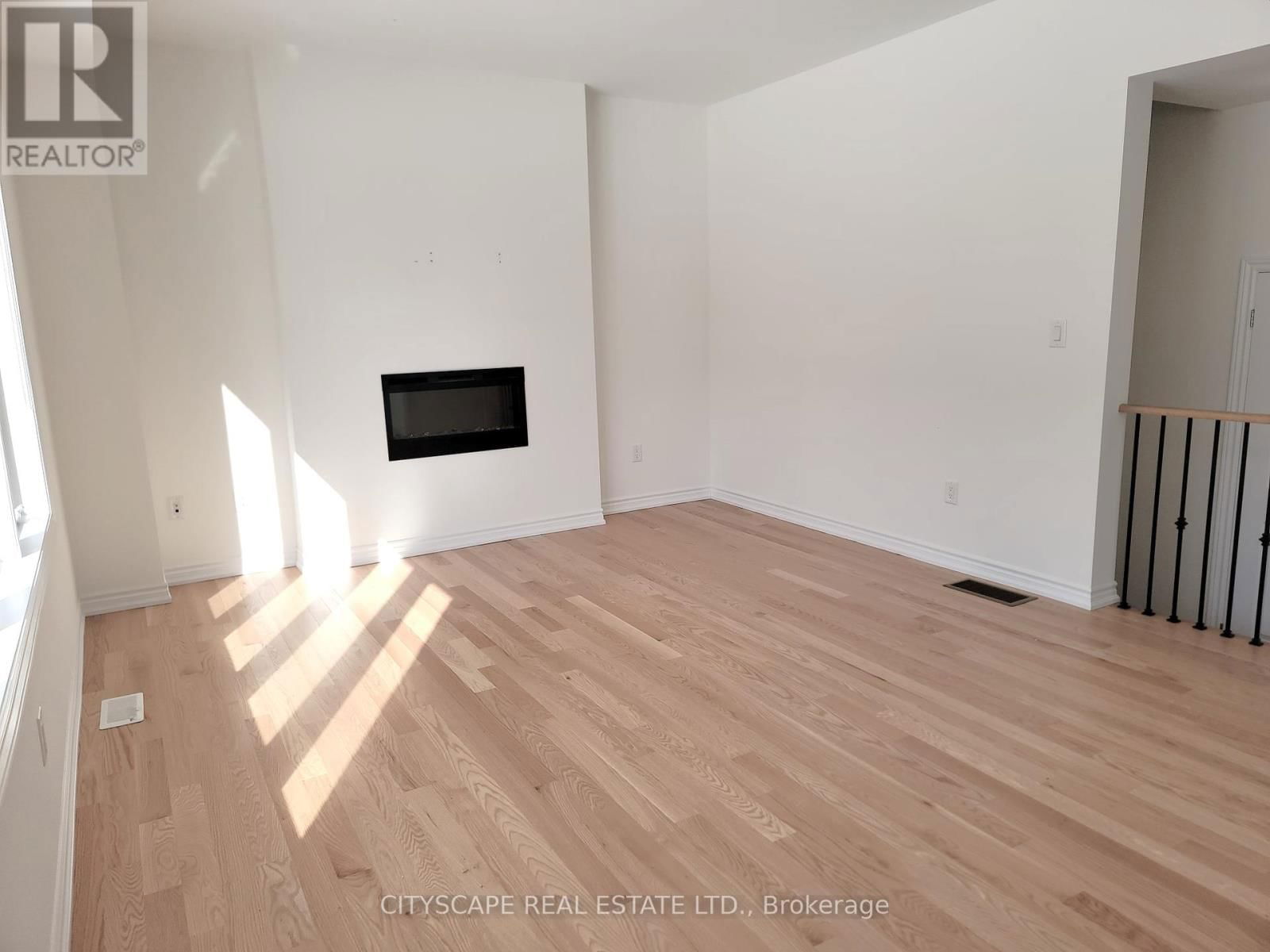 150 ROSANNE CIRCLE Image 17