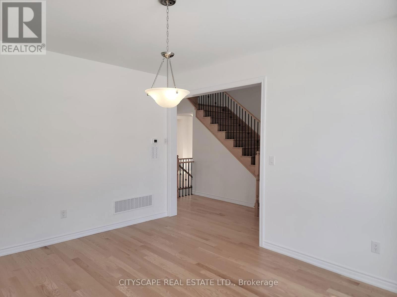 150 ROSANNE CIRCLE Image 22
