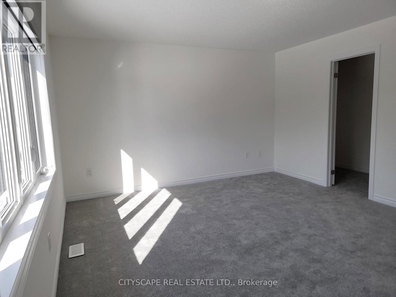 150 ROSANNE CIRCLE Image 27