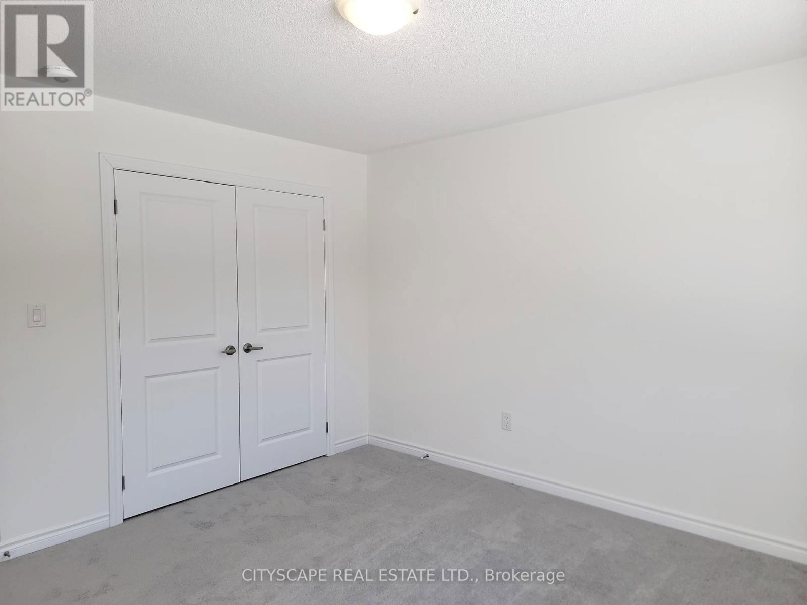 150 ROSANNE CIRCLE Image 32