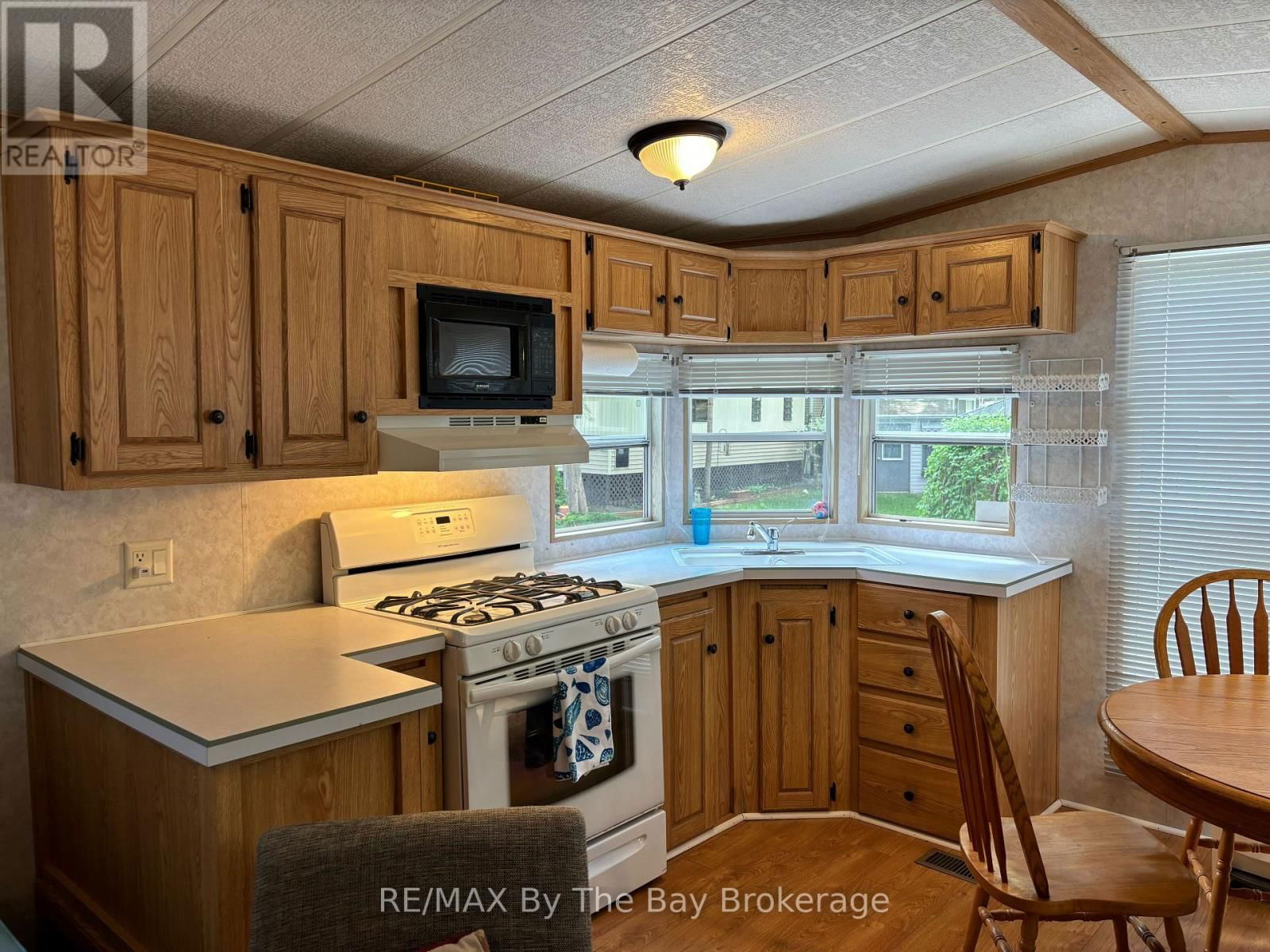 154 - 85 THEME PARK DRIVE Image 14