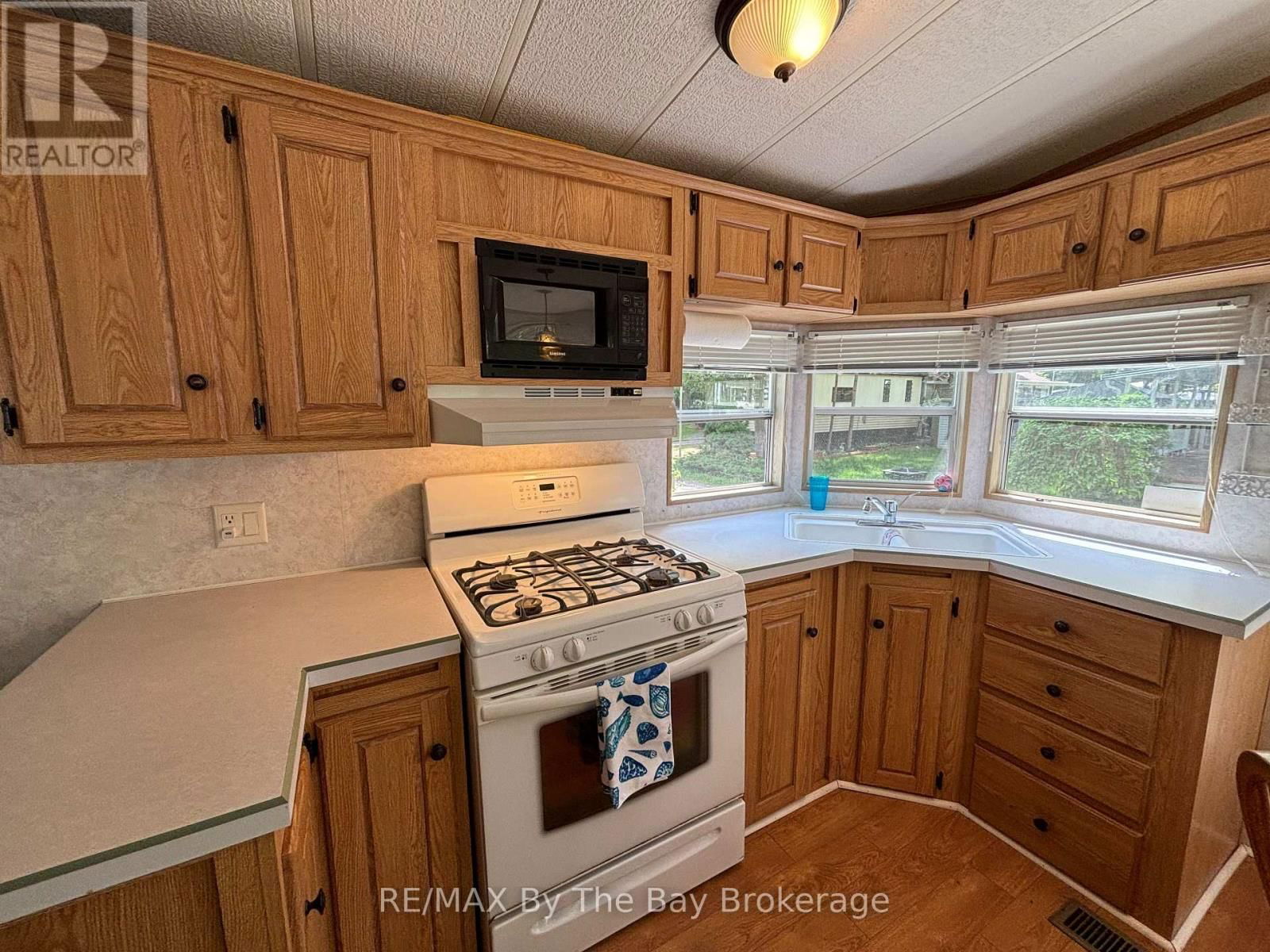 154 - 85 THEME PARK DRIVE Image 16