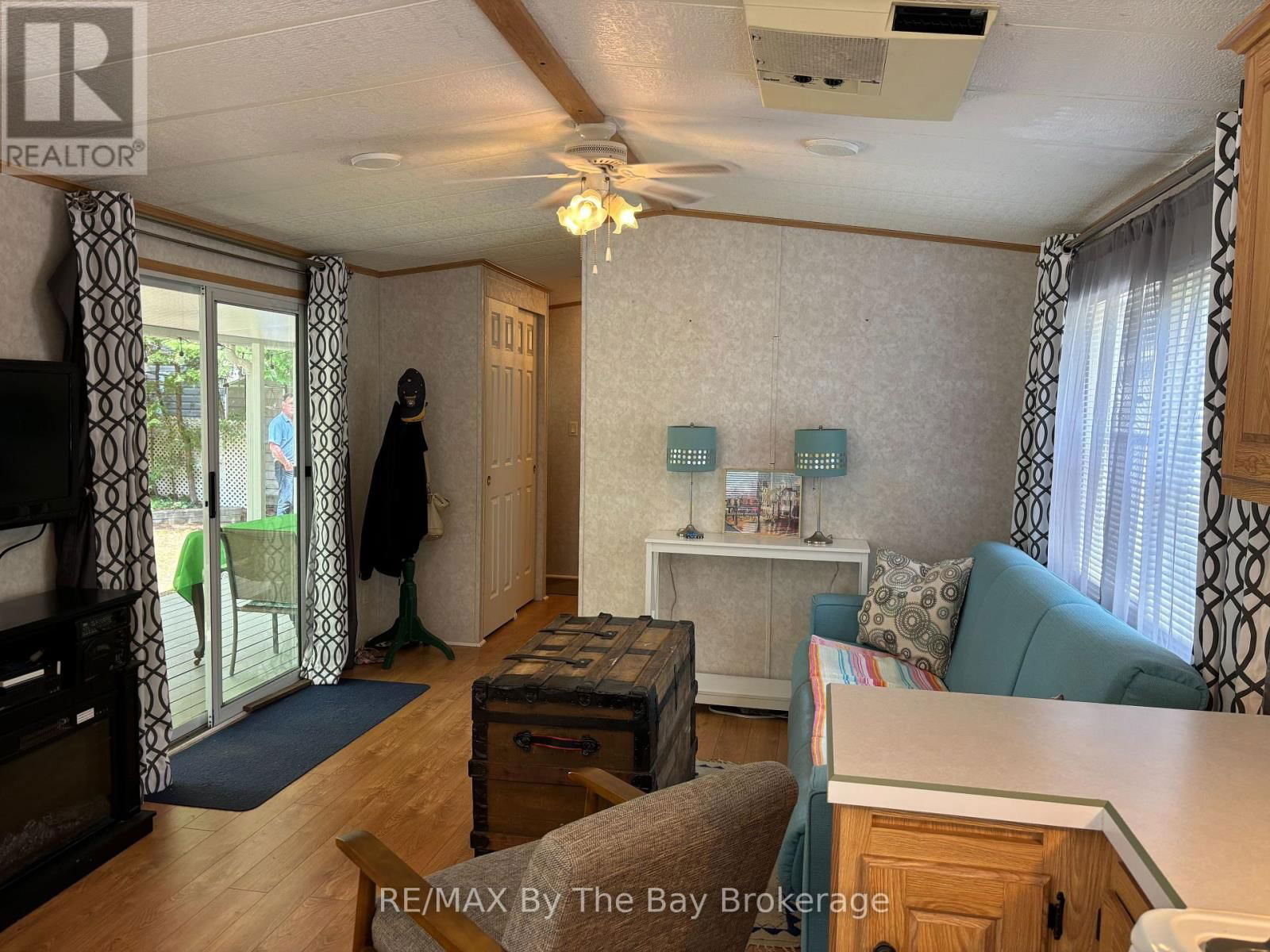 154 - 85 THEME PARK DRIVE Image 17