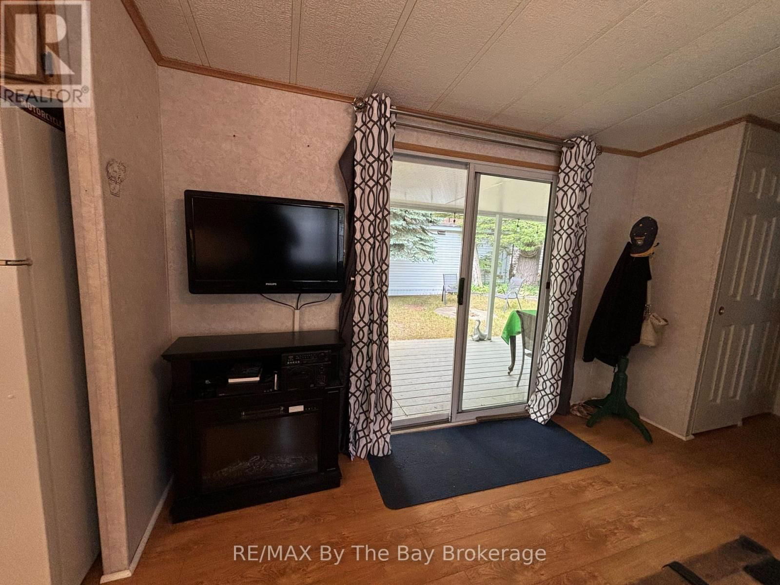 154 - 85 THEME PARK DRIVE Image 18