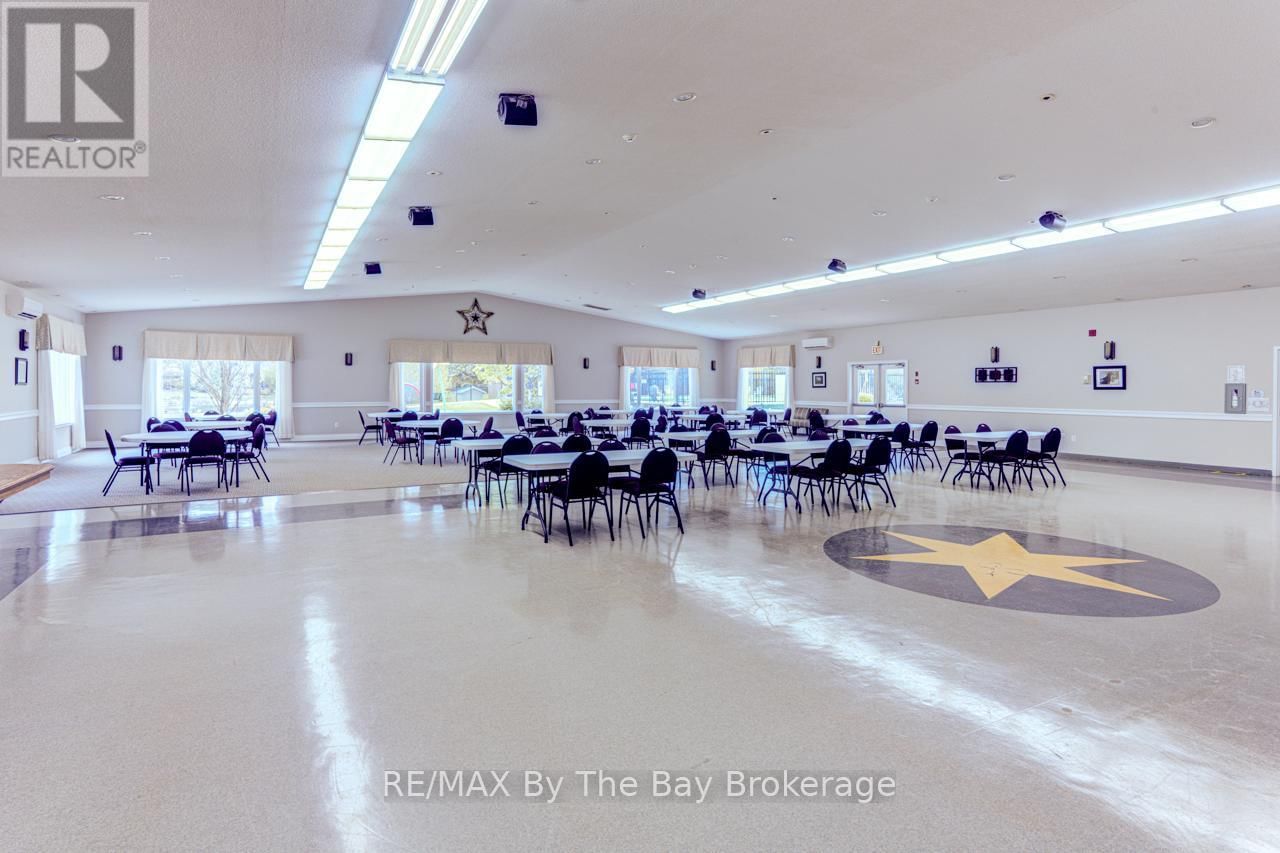 154 - 85 THEME PARK DRIVE Image 42