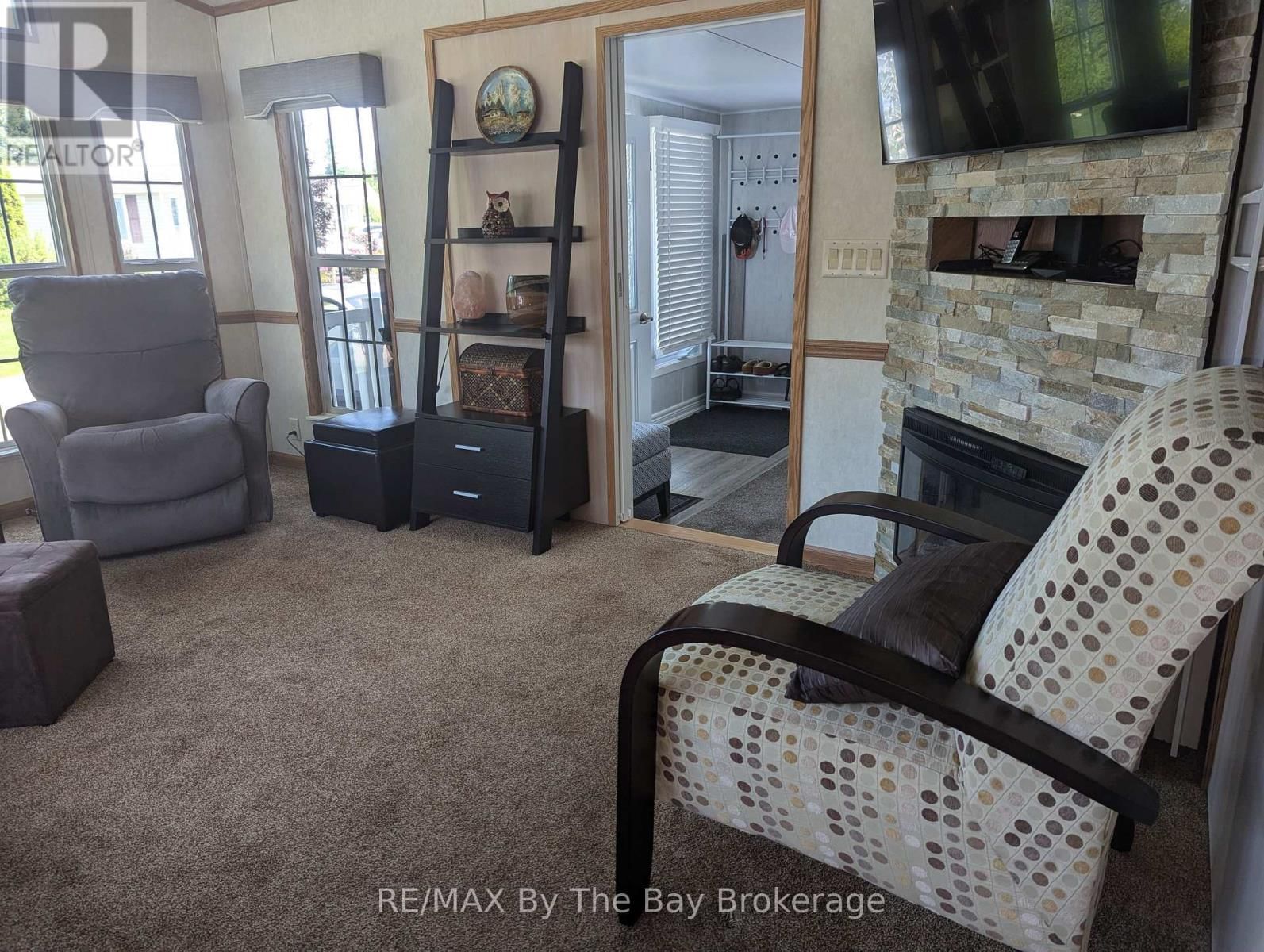 6 HURON CIRCLE Image 10