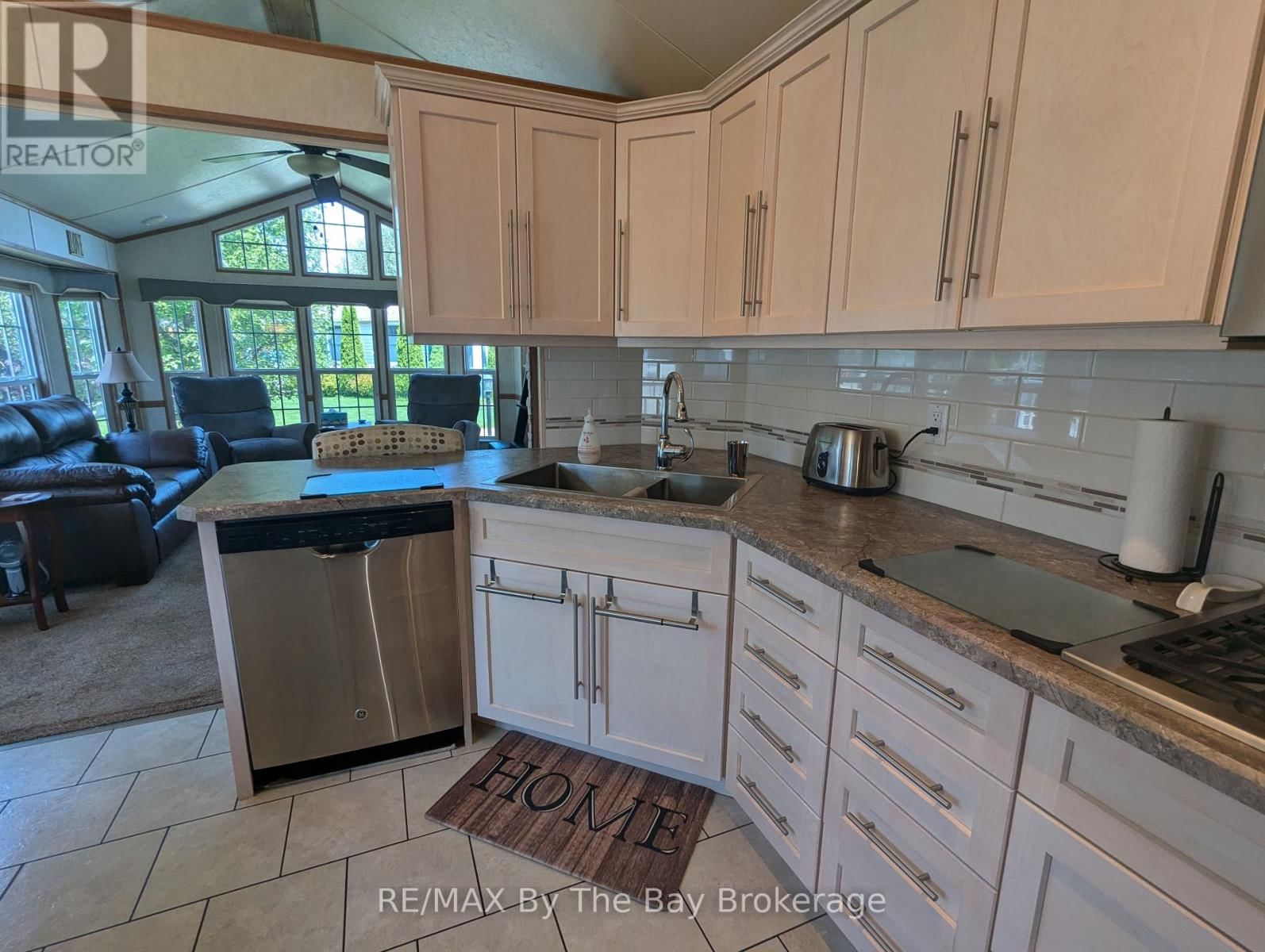 6 HURON CIRCLE Image 13
