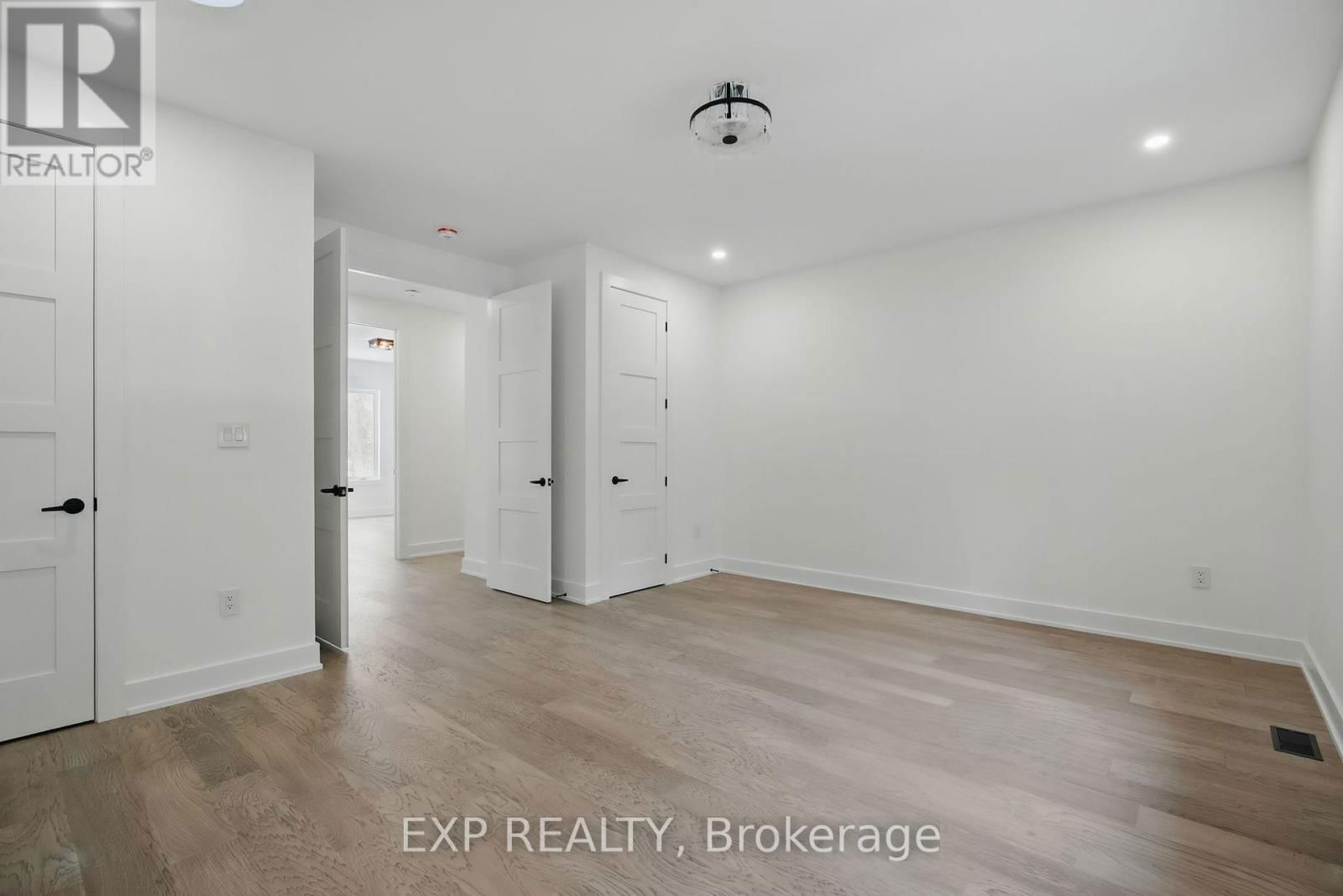 48 IROQUOIS CRESCENT Image 21