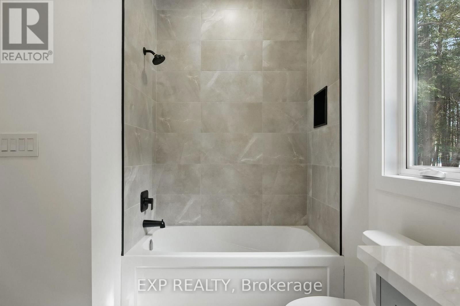48 IROQUOIS CRESCENT Image 30