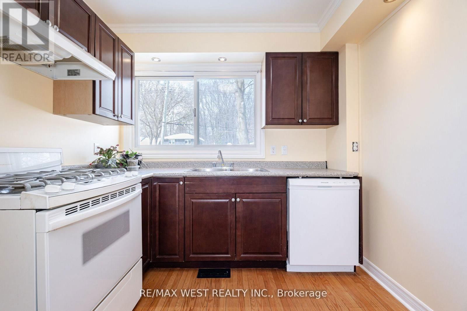 105 SHIRLEY AVENUE Image 24