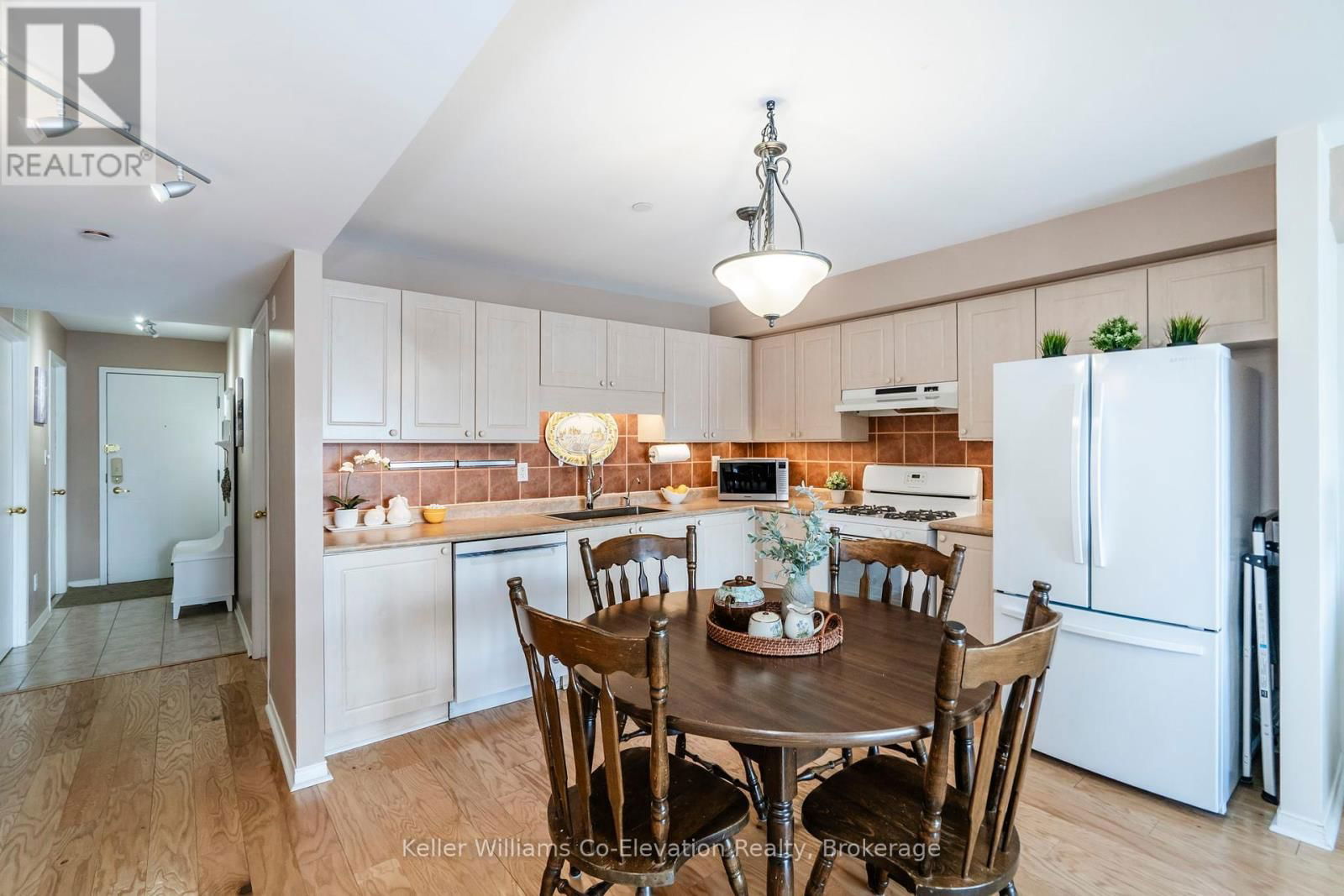302 - 4 BECK BOULEVARD Image 5