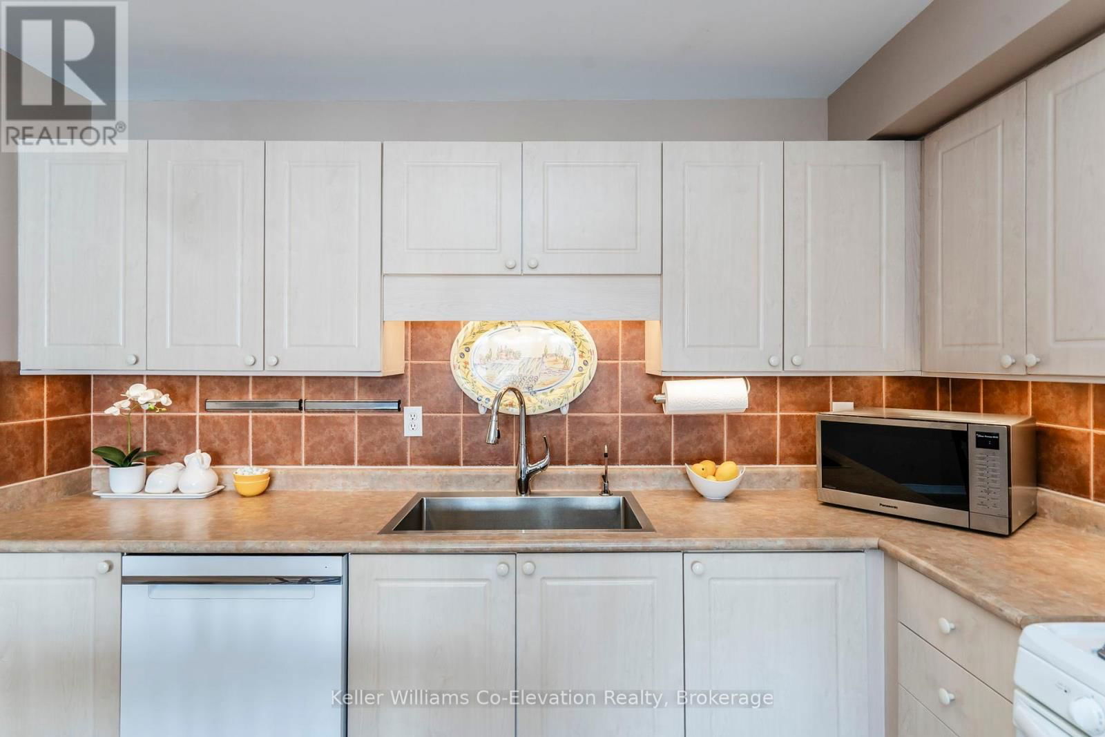 302 - 4 BECK BOULEVARD Image 6