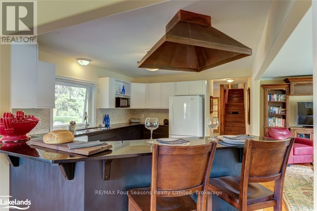 13 BELCHER STREET Image 14