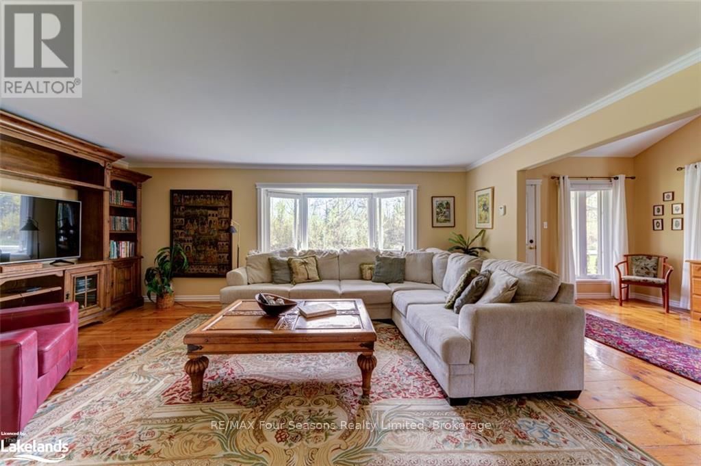 13 BELCHER STREET Image 19