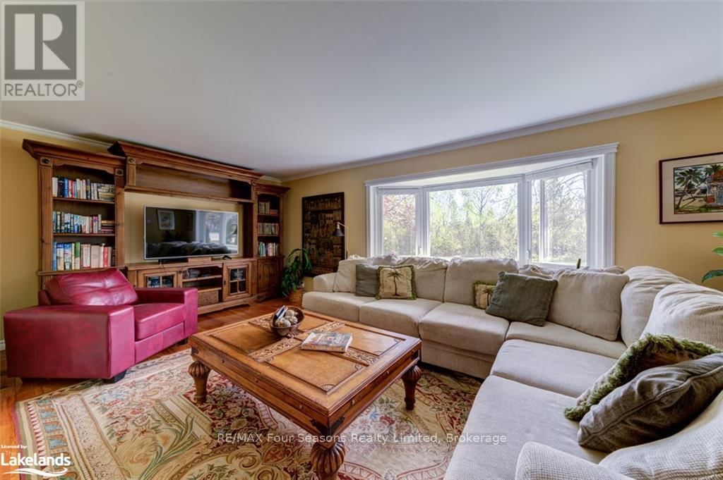 13 BELCHER STREET Image 20