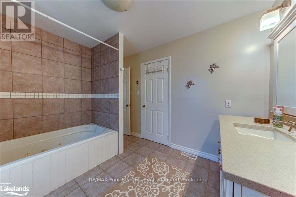 13 BELCHER STREET Image 32