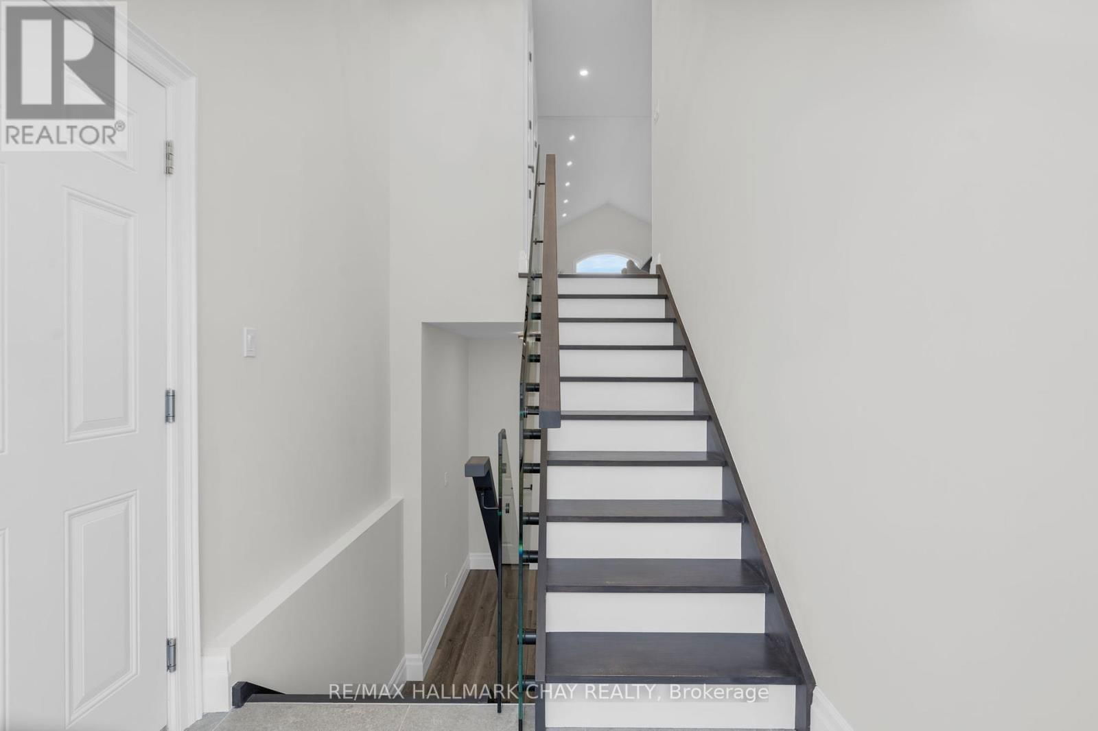 471 MOSLEY STREET Image 4