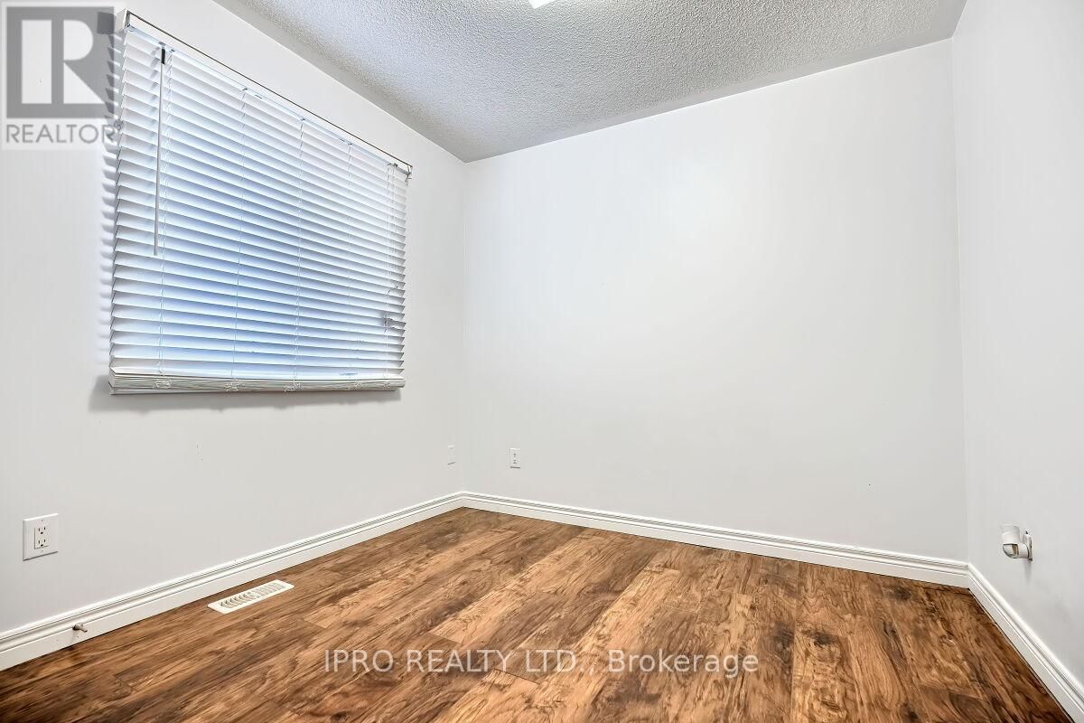 36 FORSYTH CRESCENT Image 18