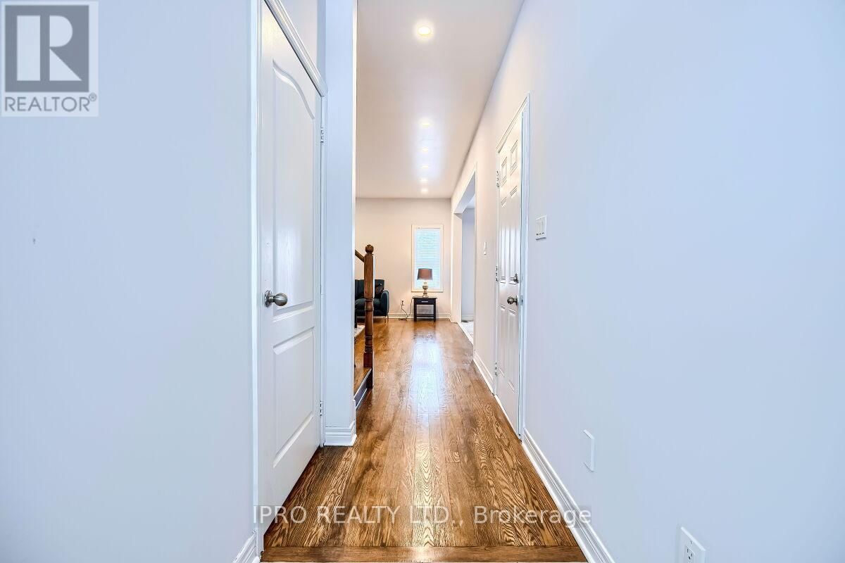 36 FORSYTH CRESCENT Image 4