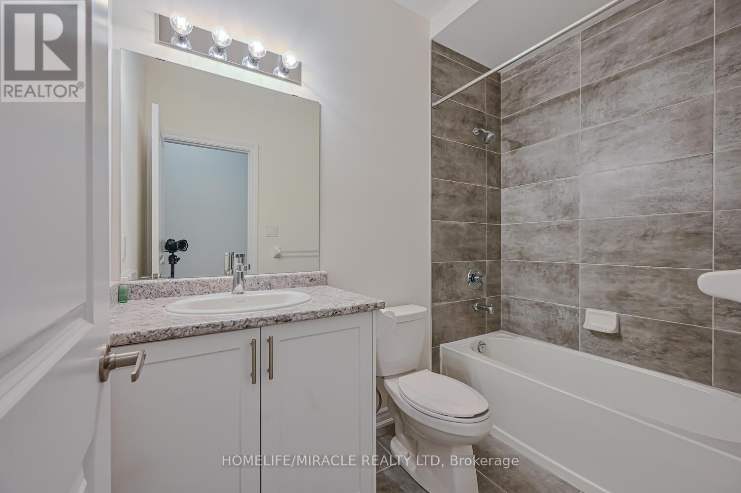 8 BEATRICE DRIVE Image 19