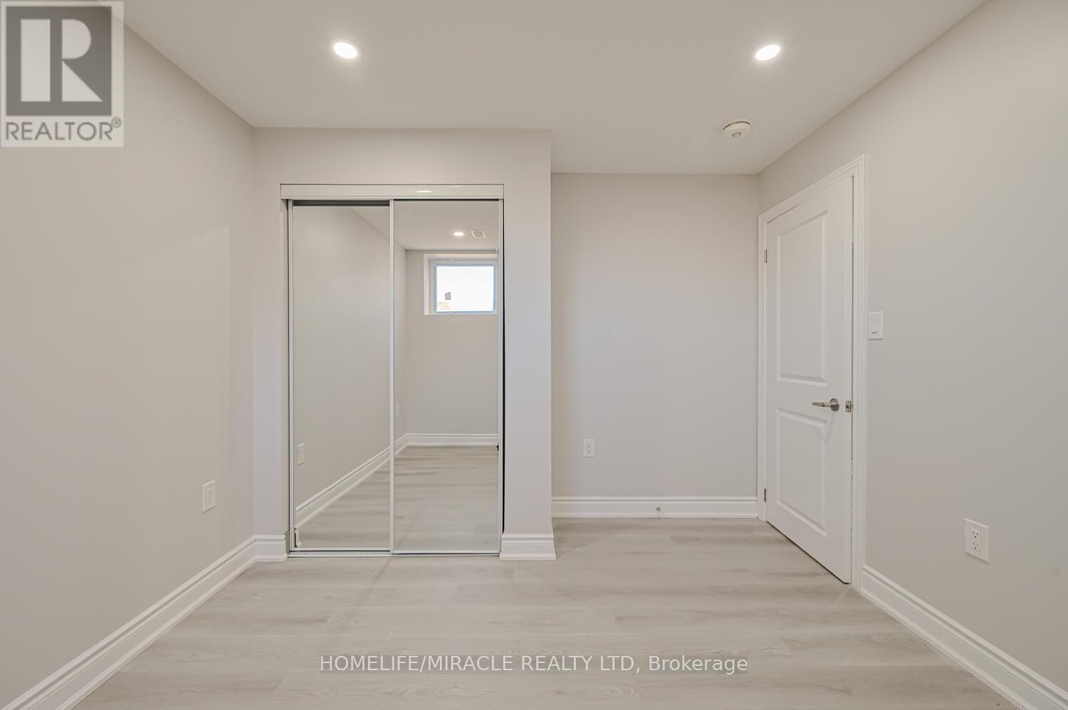 8 BEATRICE DRIVE Image 32