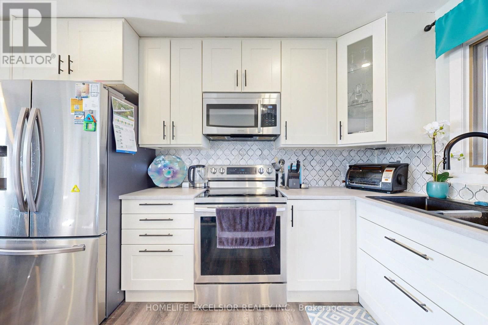 823 ESSA ROAD Image 17