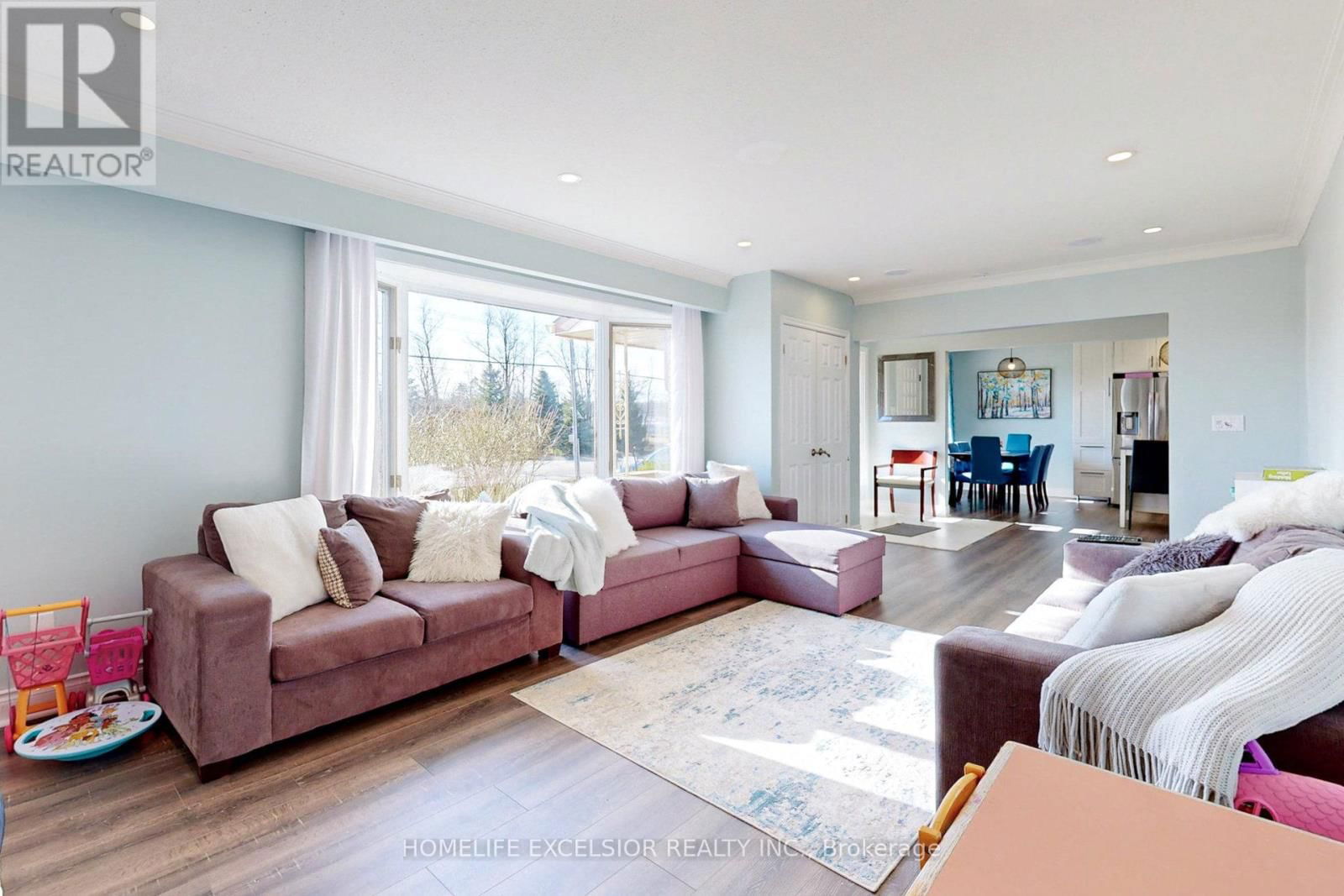 823 ESSA ROAD Image 22