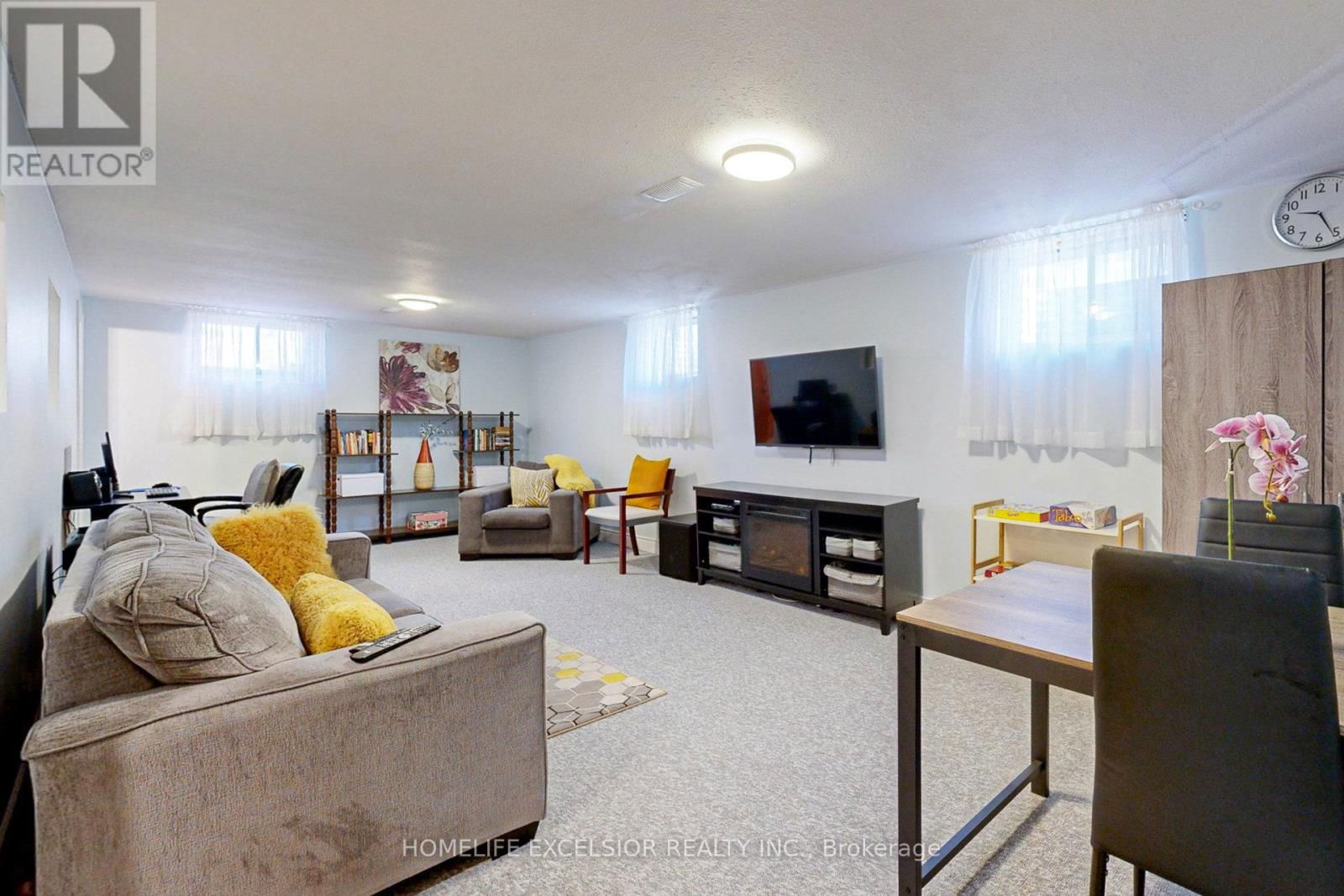 823 ESSA ROAD Image 32
