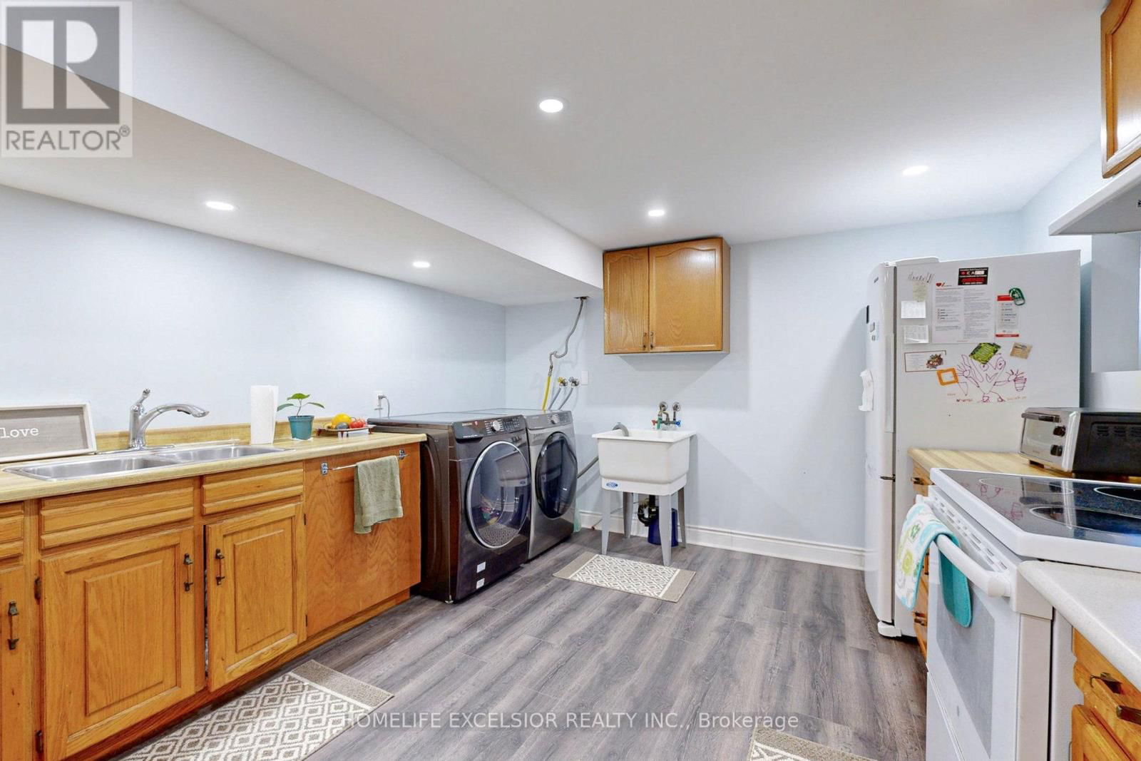 823 ESSA ROAD Image 36