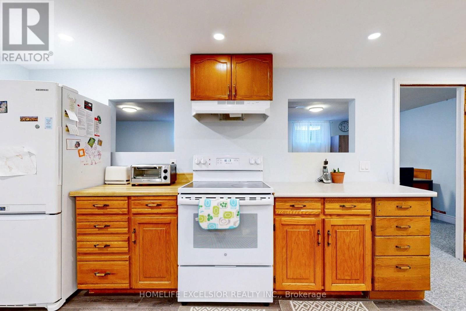 823 ESSA ROAD Image 37
