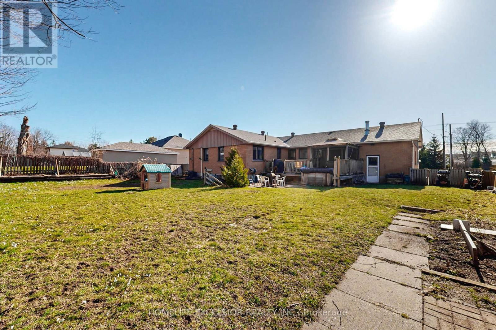 823 ESSA ROAD Image 40